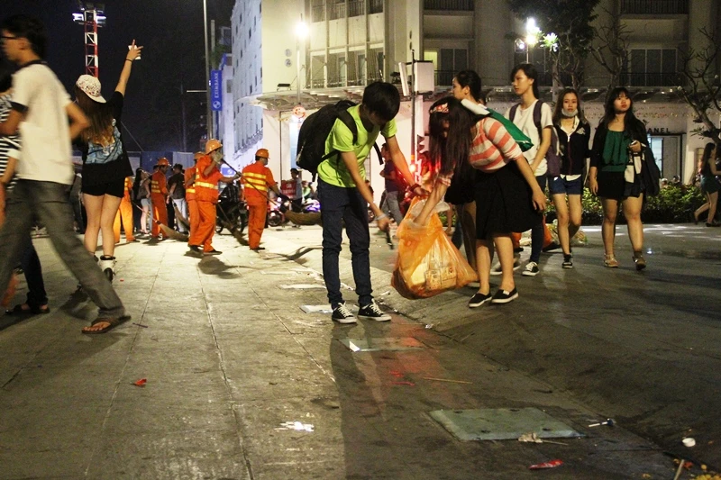 Những bạn trẻ nhặt rác sau giao thừa ở trung tâm Sài Gòn ảnh 12